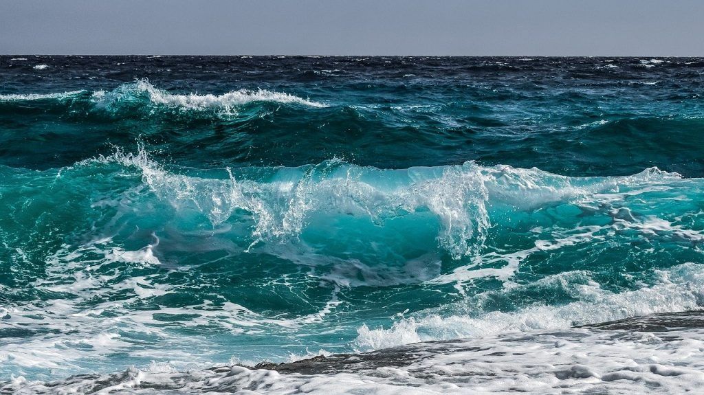  거친 바다를 꿈꾸는 것은 무엇을 의미합니까?