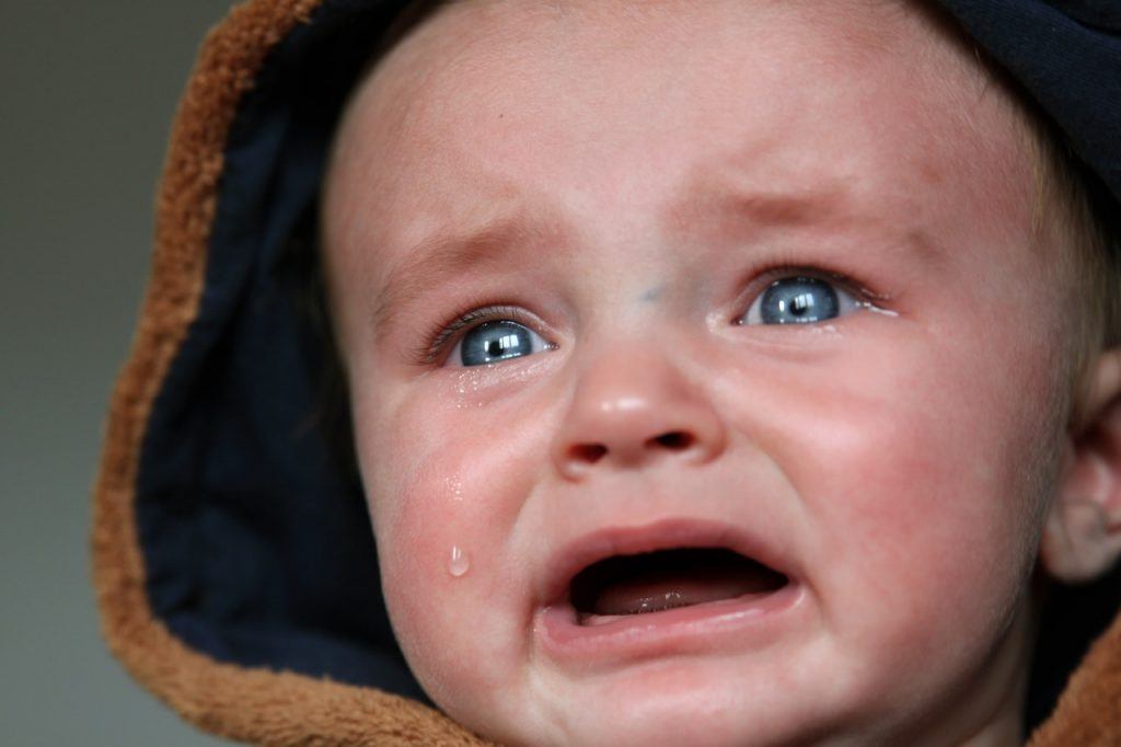  Kion signifas revi pri bebo ploranta?