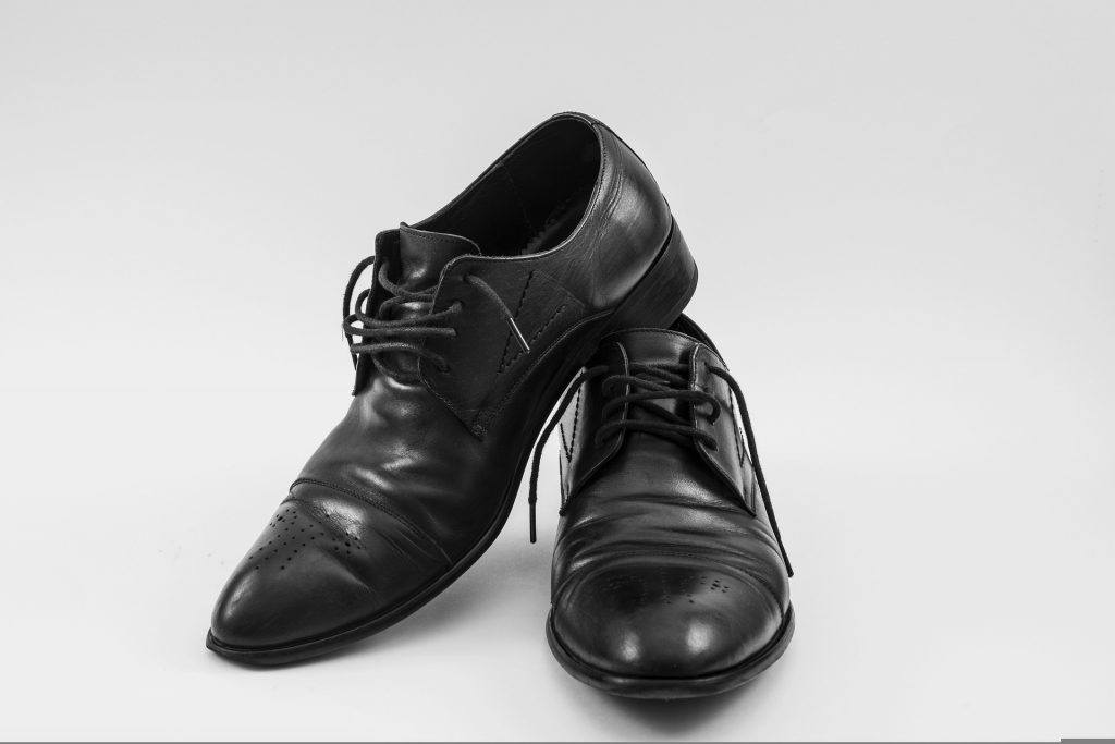  الحلم بالحذاء الأسود: جديد ، قديم ، نظيف ، متسخ ، إلخ.